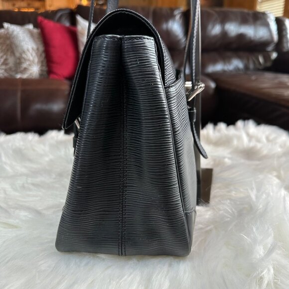 Authentic Louis Vuitton Segur Epi Leather Shoulder Bag - Picture 4 of 16